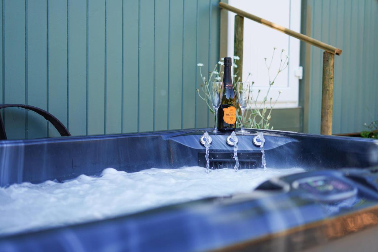 The Laburnum Retreat Shepherd Hut Private Hot Tub Upper Hulme エクステリア 写真