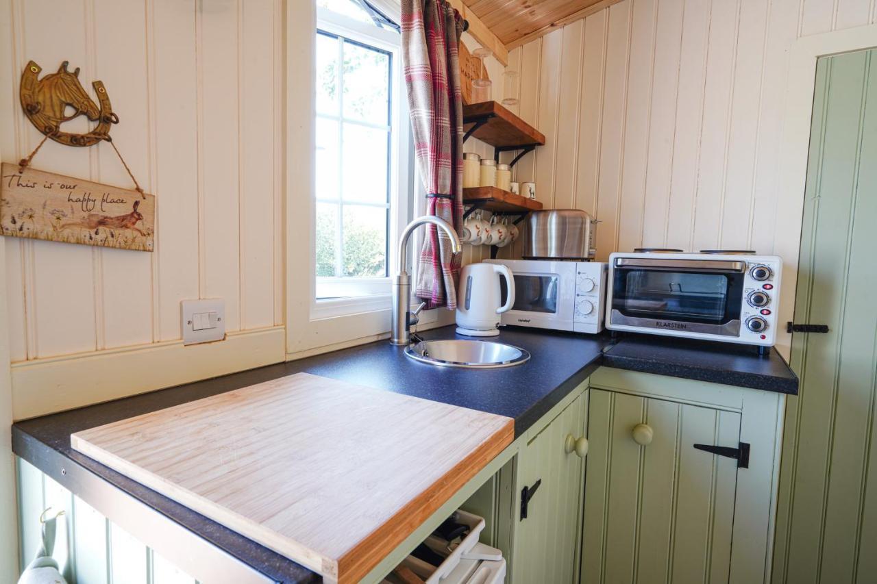 The Laburnum Retreat Shepherd Hut Private Hot Tub Upper Hulme エクステリア 写真